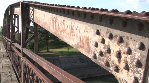 Old rusty bridge Vidéo 37254955