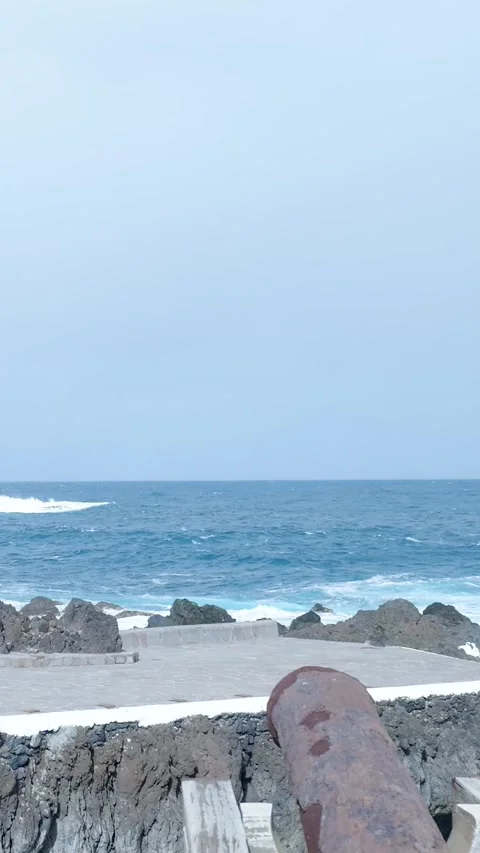 Old rusty cannon pointing at the rough atlantic ocean 库存影片 329866023