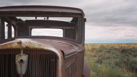 Old rusty car in the desert Stock-Fotos