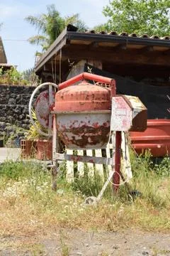 Old rusty cement mixer on construction site Stockfoto's