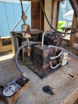 Old rusty condensing unit for a walk in freezer Stock-Fotos