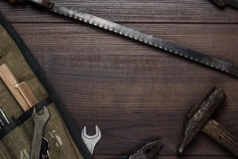 Old rusty construction instruments on the wooden background Foto stock