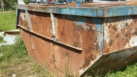 An old rusty container stands motionless in a field overgrown with tall grass Vidéo 316388264