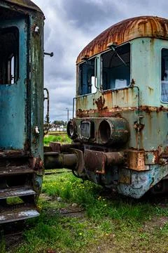 Old rusty electric train abandoned on unused siding Foto stock