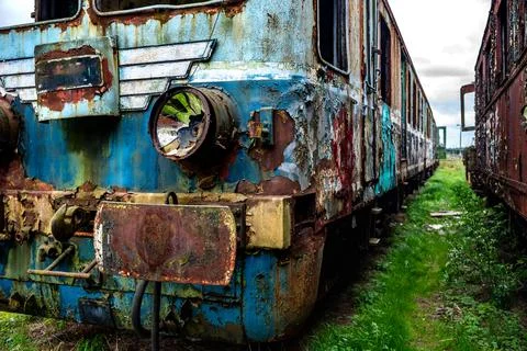 Old rusty electric train abandoned on unused siding Foto stock