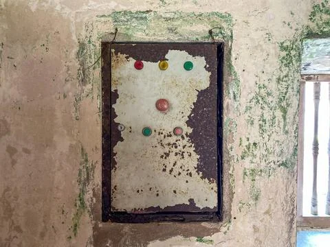 Old rusty electrical control box. Stock-Fotos