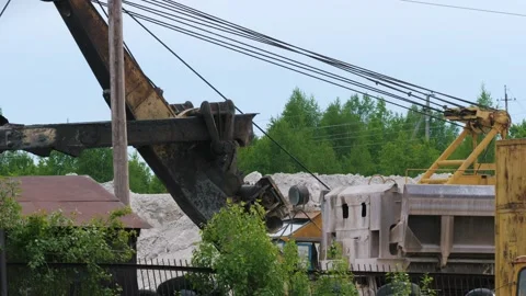 Old rusty excavator loads ore into the wagon Video stock 133460509