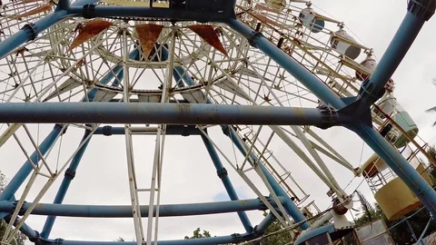 Old rusty Ferris wheel in the park. Vietnam, Nha Trang 库存影片 73877153