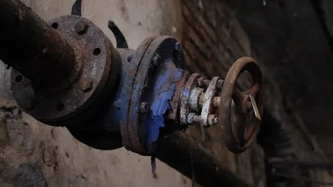 Old rusty gas control valve on the wall. Industrial valve in a large system.  스톡 동영상 88987687