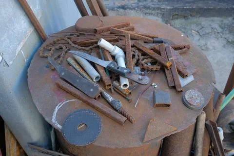 Old rusty hand tools and vintage bench vise in a workshop. 스톡 사진