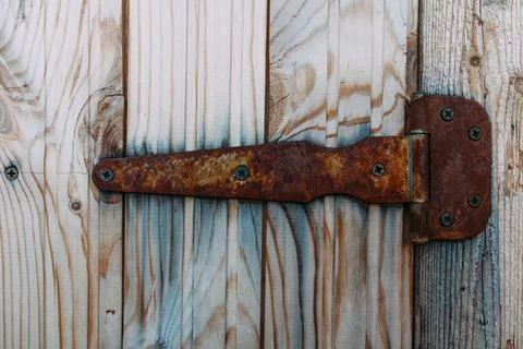 Old rusty lock hanging on the gray wooden door. Stockfoto's