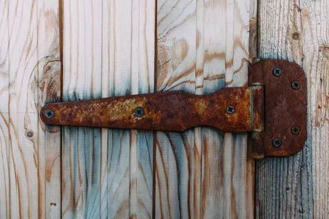 Old rusty lock hanging on the gray wooden door. Foto stock