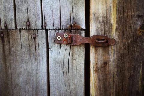 Old rusty lock hanging on the gray wooden door. Stock-Fotos