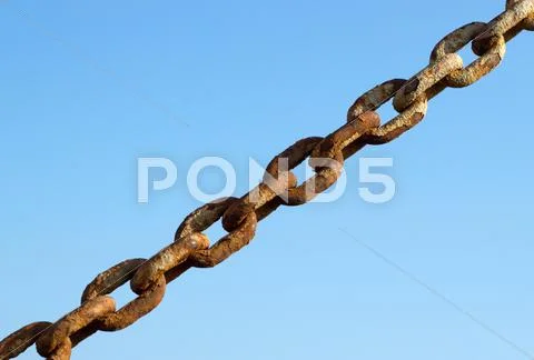 Old rusty metal chain links and a blue sky. Stock-Fotos