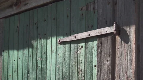 Old rusty metal hinge on green wood door 스톡 동영상 130887236