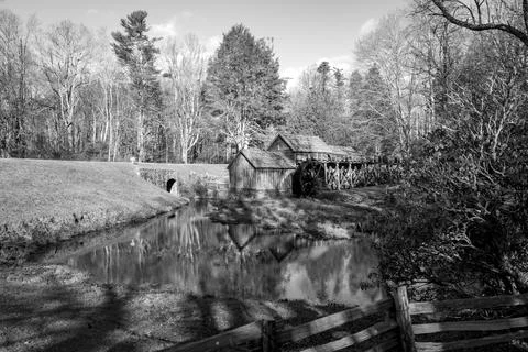 The old rusty mill is still, Maggie, Mabry Mill with reflection in pond 库存照片