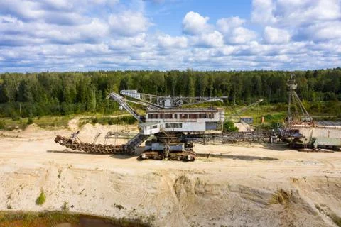 Old rusty multi bucket excavator, giant stacker, absetzer in sandy career Foto stock
