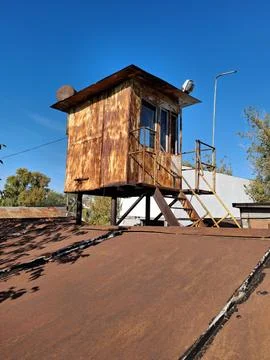 An old, rusty, non-working metal guardhouse in a garage cooperative and car park Stock-Fotos