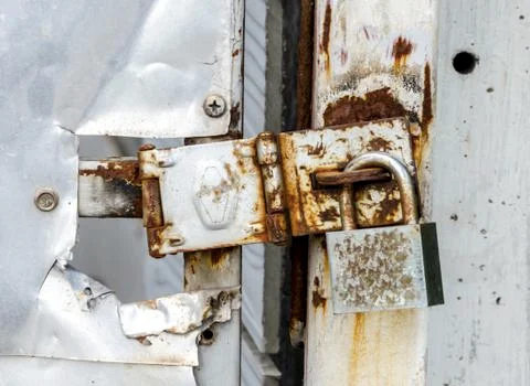 Old rusty padlock on broken door Stockfoto's