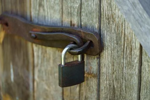 Old rusty padlock hanging 库存照片