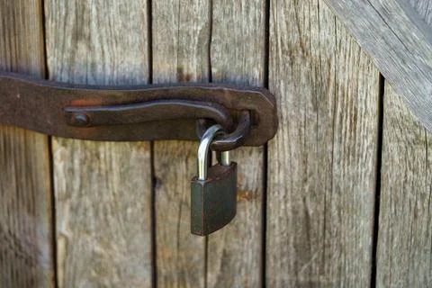 Old rusty padlock hanging 库存照片