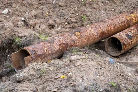 Old rusty plumbing. Replacing rusted old pipes. Foto stock