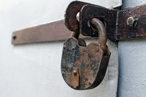 Old rusty but reliable barn door lock. Concept prohibition or protection. Foto stock