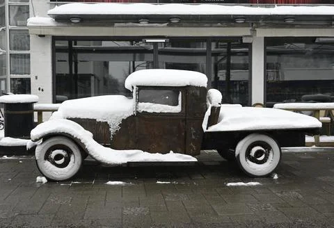 Old rusty retro car covered with snow Foto stock