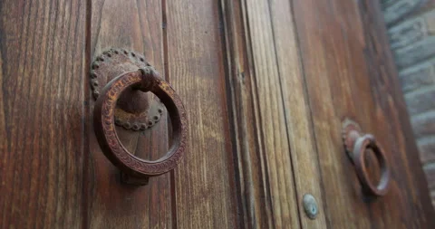 Old rusty ring handle on an ancient wooden door Vidéo 340588209