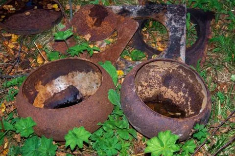Old rusty rustic cooking utensils on the stove. Stove utensils. Abandoned vil Foto stock
