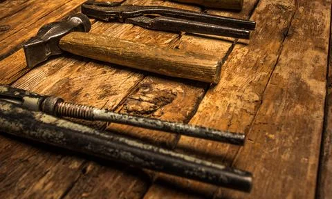 An old rusty set of hand tools on a wooden background. Foto stock