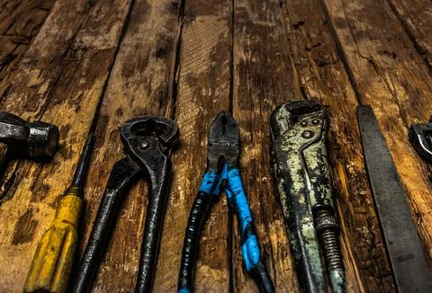 An old rusty set of hand tools on a wooden background. Foto stock