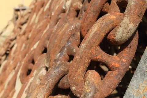 Old rusty ship anchor chain links close up. Foto stock