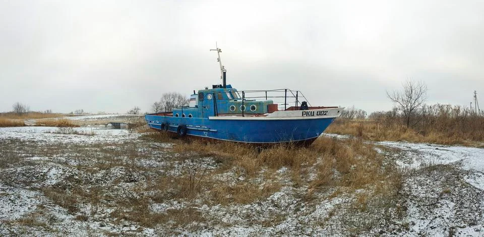 Old rusty ship on ashore Foto stock