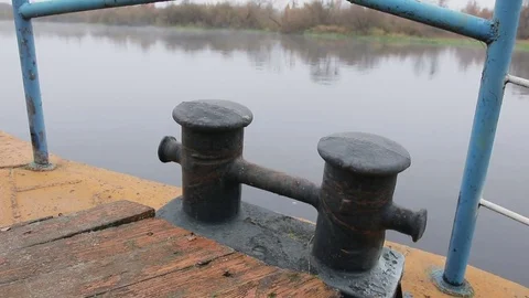 Old rusty ship sails on the river Vídeo Stock 82385371