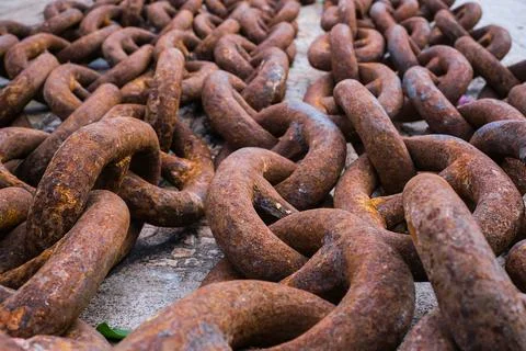 Old rusty ship's chain on the pier, close-up, selective focus. Idea for the.. Stockfoto's