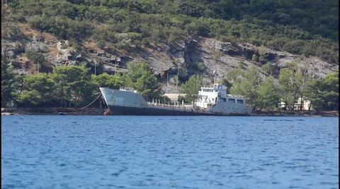 Old, rusty sunken warship Video stock 32427814