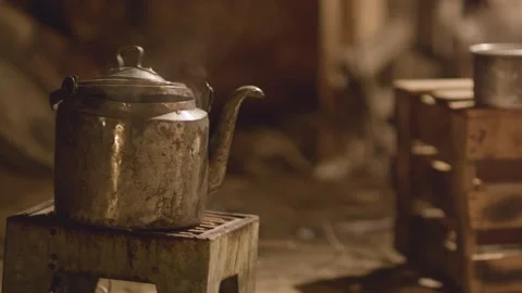 Old rusty teapot boiling Video stock 194929658