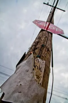 Old rusty telephone line with Stop sign Foto stock