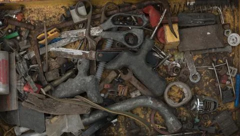 Old rusty tools are in the drawer. A dirty box with construction tools. Garba Foto stock