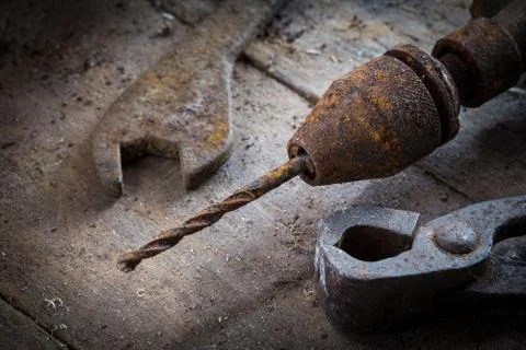 Old rusty tools in the workshop Foto stock