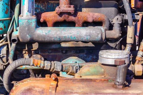 An old rusty tractor diesel engine needs repair and cleaning. Foto stock