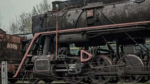 An old rusty train with peeling paint is on the rails 库存影片 63322772