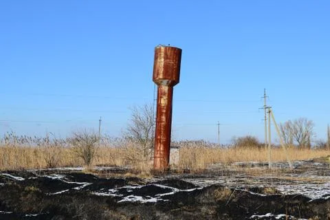 The old rusty water tower tilted. Foto stock
