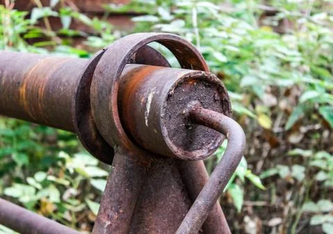 An old rusty well gate used to lift a bucket of water. Foto stock