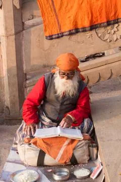 Old Sadhu Reading Holy Scripture Stock-Fotos