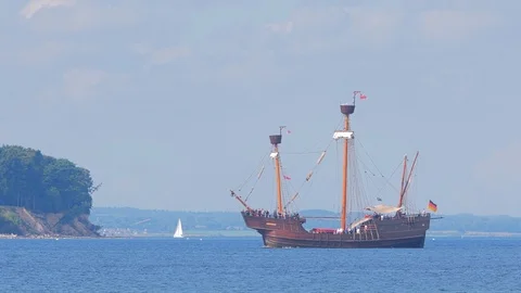 Old sail ship with tourists Vídeo Stock 95146291