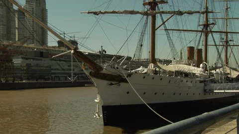 Old sailing ship in the harbour waters of Buenos Aires with city buildings Stockbeeldmateriaal 160280633