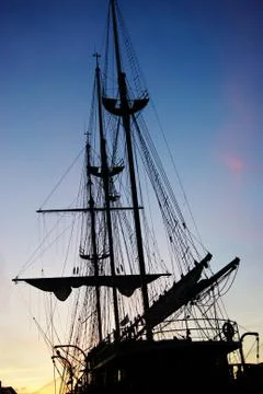 Old Sailing Ship Rigging at Sundown in Charleston Harbor Foto stock