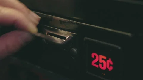 Old school arcade machine quarter inserted into slot 4k 库存影片 155198586